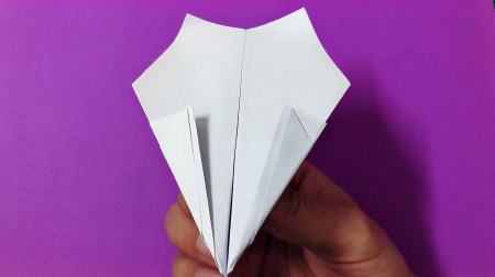 折回旋纸飞机的方法 回旋纸飞机折法